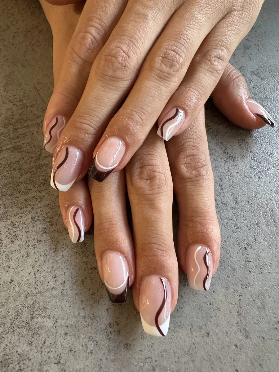 Manicura nude con ondas en marrón y blanco