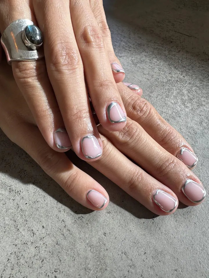 Manicura nude con perfilado plateado efecto cromo